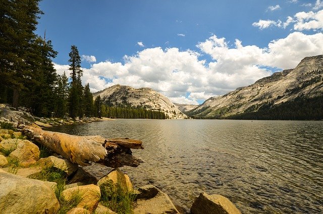 Beat the Heat with Hikes to these 5 Alpine Lakes